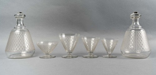 Antiquités - Baccarat - Service Alhambra en cristal gravé - 42 pièces ( 40 verres - 2 carafes)