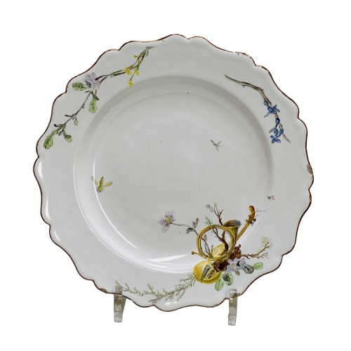 Assiette en faïence de Marseille (Robert)  à décor d'une viole et d'un cor de chasse - XVIIIe siècle