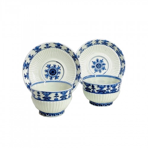 Paire de tasses à décor de lambrequins en porcelaine de Saint-Cloud - Début du XVIIIe siècle