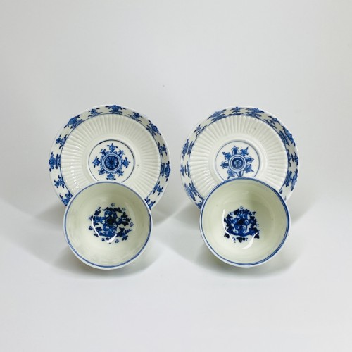 Paire de tasses à décor de lambrequins en porcelaine de Saint-Cloud - Début du XVIIIe siècle - Céramiques, Porcelaines Style Régence