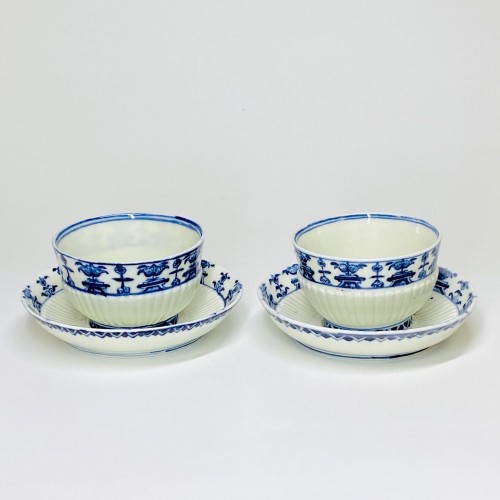 Céramiques, Porcelaines  - Paire de tasses à décor de lambrequins en porcelaine de Saint-Cloud - Début du XVIIIe siècle