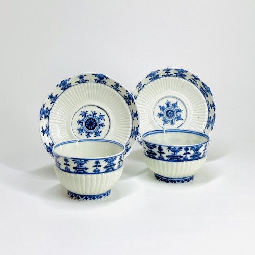 Régence - Paire de tasses à décor de lambrequins en porcelaine de Saint-Cloud - Début du XVIIIe siècle