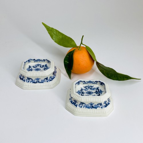 Pair of salt cellars - Soft past Saint-Cloud porcelain 18th century - 