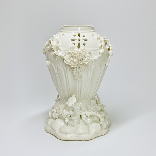 Vase pot-pourri émaillé blanc - Porcelaine tendre de Saint-Cloud XVIIIe siècle - Céramiques, Porcelaines Style Louis XV