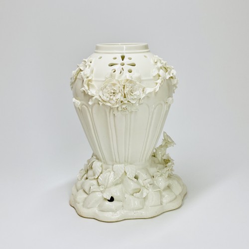 Céramiques, Porcelaines  - Vase pot-pourri émaillé blanc - Porcelaine tendre de Saint-Cloud XVIIIe siècle