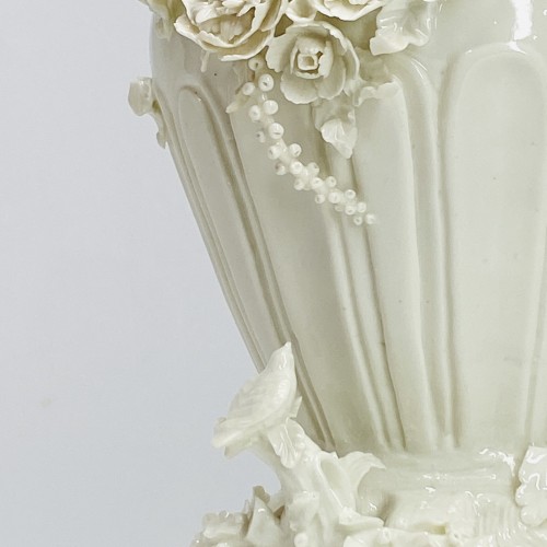 XVIIIe siècle - Vase pot-pourri émaillé blanc - Porcelaine tendre de Saint-Cloud XVIIIe siècle