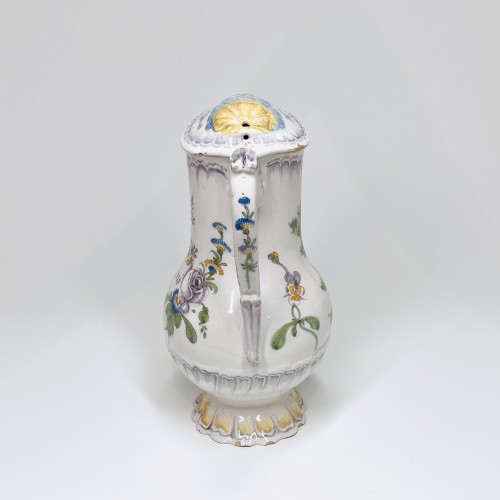 Céramiques, Porcelaines  - Pichet décoré d'une scène représentant "Le contrat mariage" - Varages XVIIIe siècle