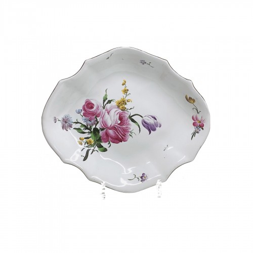 Strasbourg earthenware dish decorated in fine quality - Eighteenth century