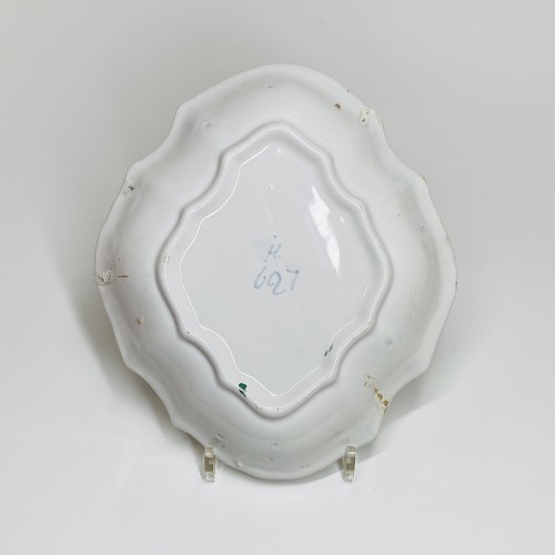 Plat en faïence Strasbourg décoré d'un large bouquet en qualité fine - XVIIIe siècle - Céramiques, Porcelaines Style Louis XV