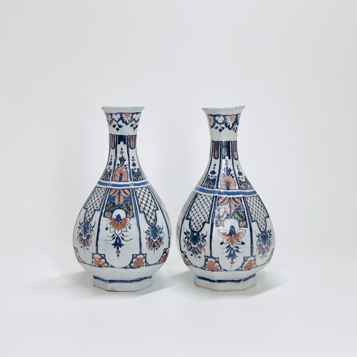Céramiques, Porcelaines  - Paire de vases bouteille en faïence de Rouen - Début du XVIIIe siècle