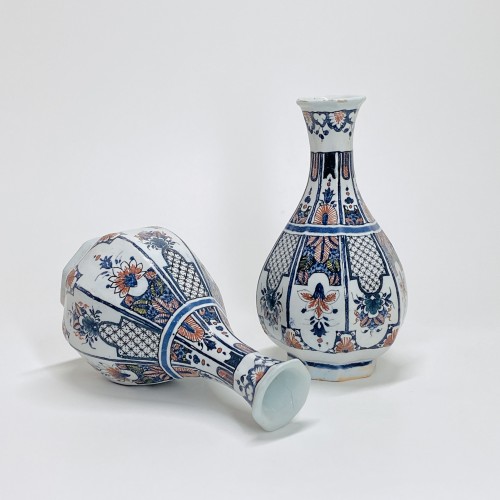 Paire de vases bouteille en faïence de Rouen - Début du XVIIIe siècle - Régence