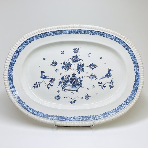 Grand plat ovale en faïence de Montpellier - XVIIIe siècle - Céramiques, Porcelaines Style Régence