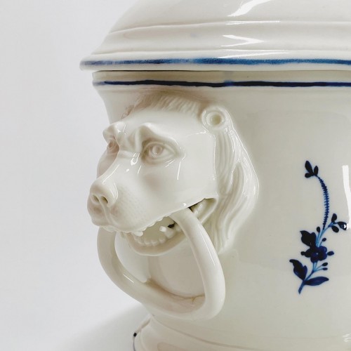 Céramiques, Porcelaines  - Terrine en porcelaine tendre d'Arras - XVIIIe siècle