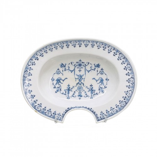 Moustiers earthenware beard dish with Bérain decoration - Eighteenth centur