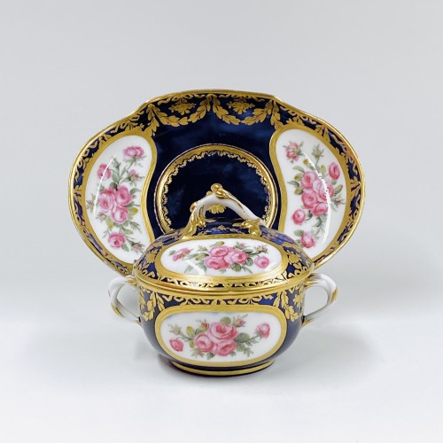 Écuelle à bouillon en porcelaine tendre de Sèvres - XVIIIe siècle - Céramiques, Porcelaines Style Louis XVI