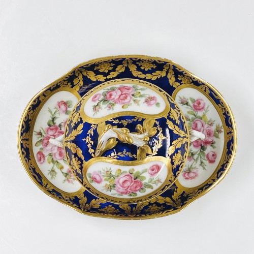 Céramiques, Porcelaines  - Écuelle à bouillon en porcelaine tendre de Sèvres - XVIIIe siècle