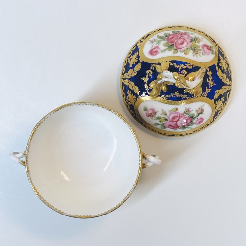 Écuelle à bouillon en porcelaine tendre de Sèvres - XVIIIe siècle - Bils Céramiques