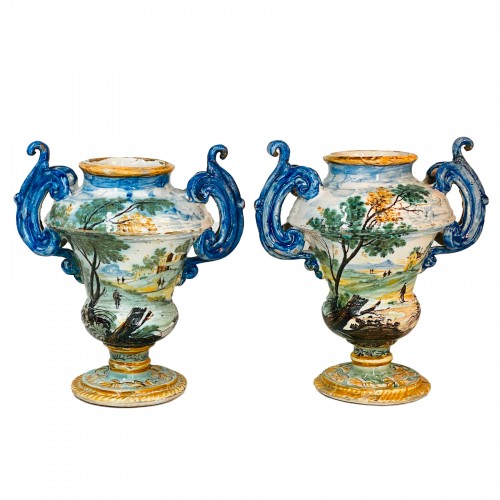 Paire de vases en faïence de Naples ou Terchi - Début du XVIIIe siècle