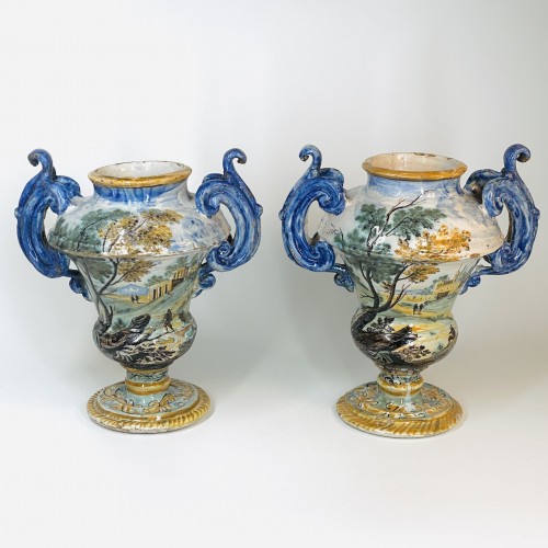 Paire de vases en faïence de Naples ou Terchi - Début du XVIIIe siècle - Céramiques, Porcelaines Style Régence