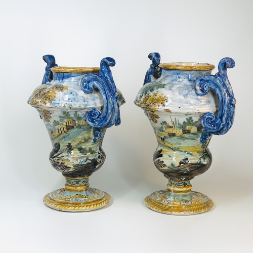 Antiquités - Paire de vases en faïence de Naples ou Terchi - Début du XVIIIe siècle