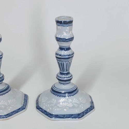 Céramiques, Porcelaines  - Paire de bougeoirs en faïence de Saint-Amand-les-Eaux, XVIIIe siècle