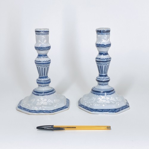 18th century - Pair of earthenware candlesticks from Saint-Amand-les-Eaux - 18 th century