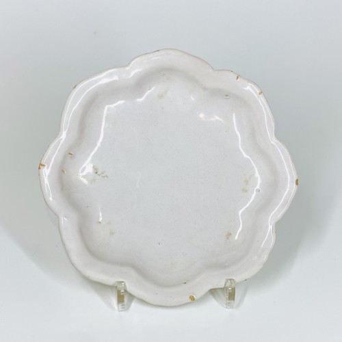 Céramiques, Porcelaines  - Assiette trompe l'oeil en faïence de Moustiers - XVIIIe siècle