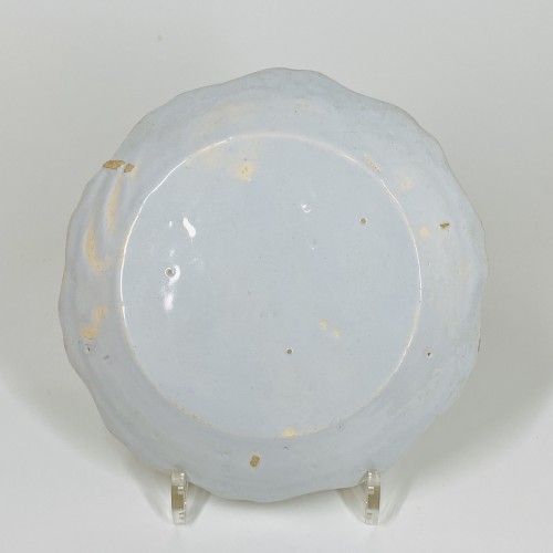 Céramiques, Porcelaines  - Assiette trompe l'oeil en faïence de Nevers - XVIIIe siècle