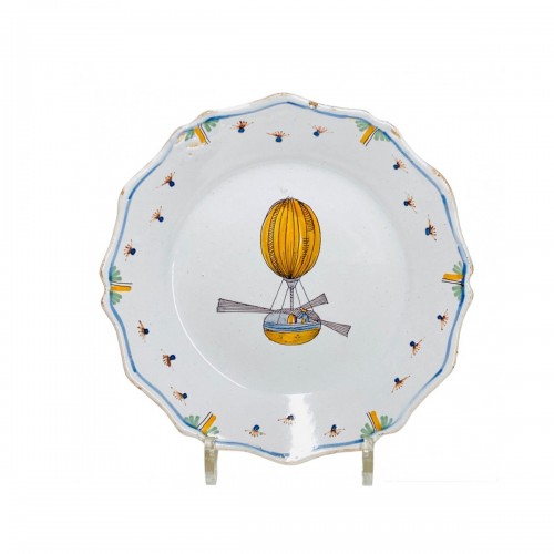 Assiette en faïence de Nevers à décor au ballon - XVIIIe siè