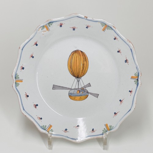 Céramiques, Porcelaines  - Assiette en faïence de Nevers à décor au ballon - XVIIIe siè