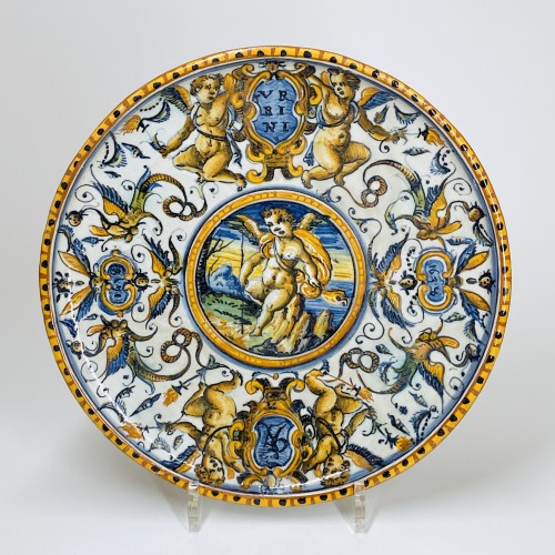 Deux tazza en majolique d’Urbino du XVIIe siècle (1638 et 1646) - Céramiques, Porcelaines Style Louis XIII