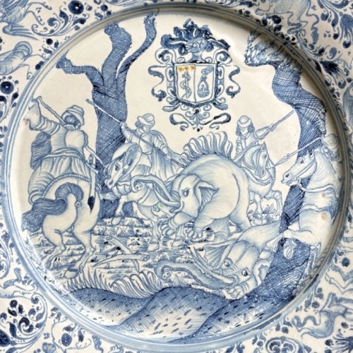 Plat en faïence de Laterza " La chasse à l'éléphant" - XVIIe siècle - Céramiques, Porcelaines Style Louis XIV