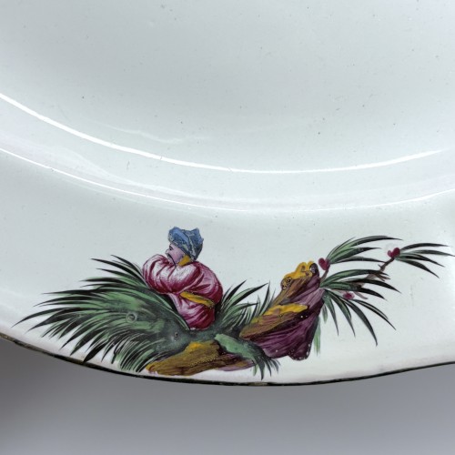 Strasbourg earthenware dish with Chinese figures (Joseph Hannong) - Eightee - Porcelain & Faience Style Louis XV