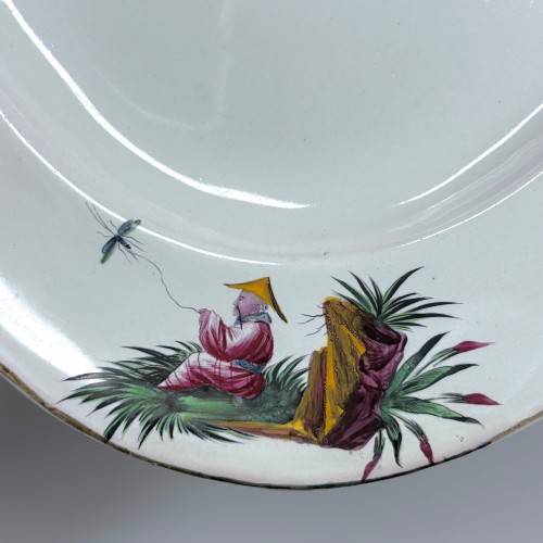 Porcelain & Faience  - Strasbourg earthenware dish with Chinese figures (Joseph Hannong) - Eightee