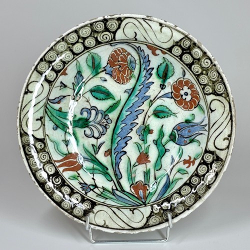 Céramiques, Porcelaines  - Plat en céramique d'Iznik à la palme Saz - Vers 1700