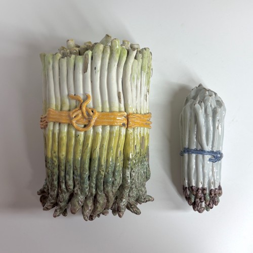 Deux trompe-l'oeil en forme de bottes d'asperges - Allemagne XVIIIe siècle - Céramiques, Porcelaines Style Louis XV