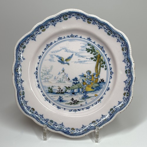 Moustiers faience plate with mythological decoration - Eighteenth Century - Porcelain & Faience Style French Regence