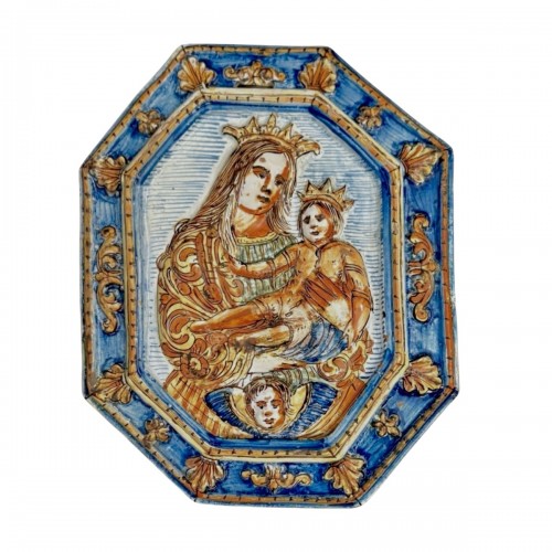 Plaque en majolique italienne figurant la vierge à l'enfant, XVIIe siècle