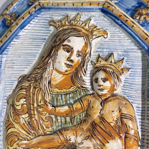 Céramiques, Porcelaines  - Plaque en majolique italienne figurant la vierge à l'enfant, XVIIe siècle