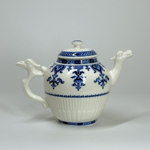 Théière en porcelaine tendre de Saint-Cloud - Vers 1710-1720 - Céramiques, Porcelaines Style Régence