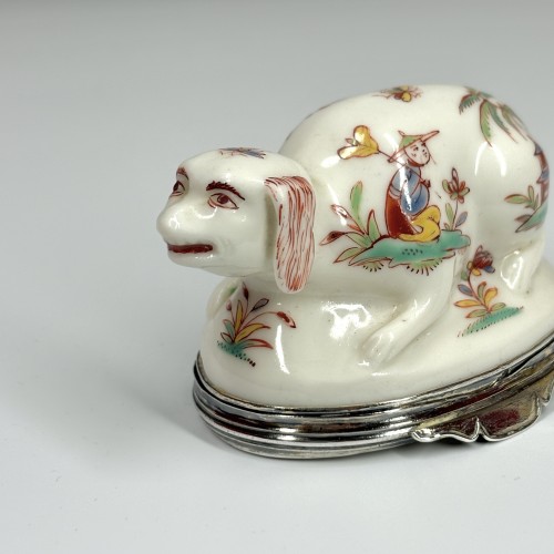 Tabatière en porcelaine de Saint-Cloud du XVIIIe siècle - Céramiques, Porcelaines Style Régence