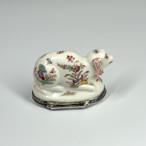 Céramiques, Porcelaines  - Tabatière en porcelaine de Saint-Cloud du XVIIIe siècle