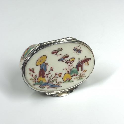 XVIIIe siècle - Tabatière en porcelaine de Saint-Cloud du XVIIIe siècle