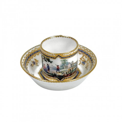 Petite tasse en porcelaine de Sèvres du XVIIIe siècle