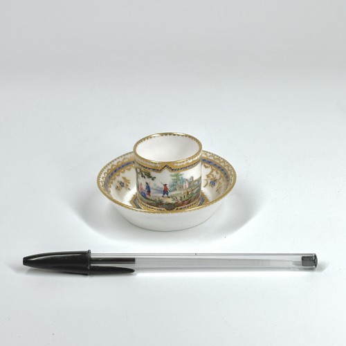 Petite tasse en porcelaine de Sèvres du XVIIIe siècle - Céramiques, Porcelaines Style Louis XVI