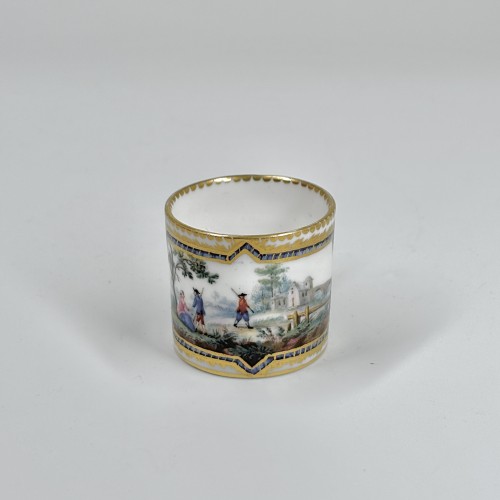 Petite tasse en porcelaine de Sèvres du XVIIIe siècle - Bils Céramiques