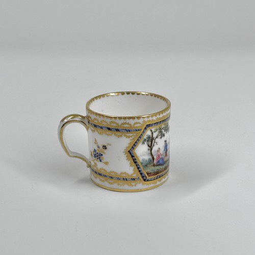 XVIIIe siècle - Petite tasse en porcelaine de Sèvres du XVIIIe siècle