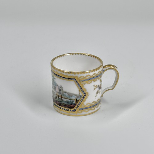 Petite tasse en porcelaine de Sèvres du XVIIIe siècle - Louis XVI