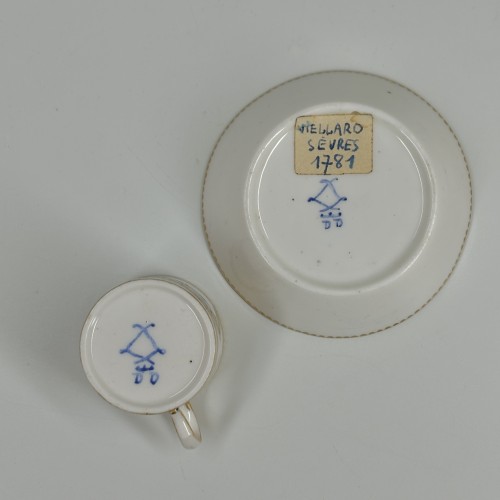 Antiquités - Petite tasse en porcelaine de Sèvres du XVIIIe siècle