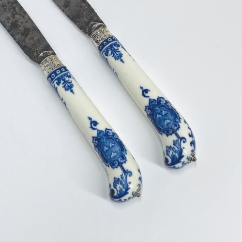 Céramiques, Porcelaines  - Deux couteaux à décor d'armoiries - Saint-cloud début du XVIIIe siècle